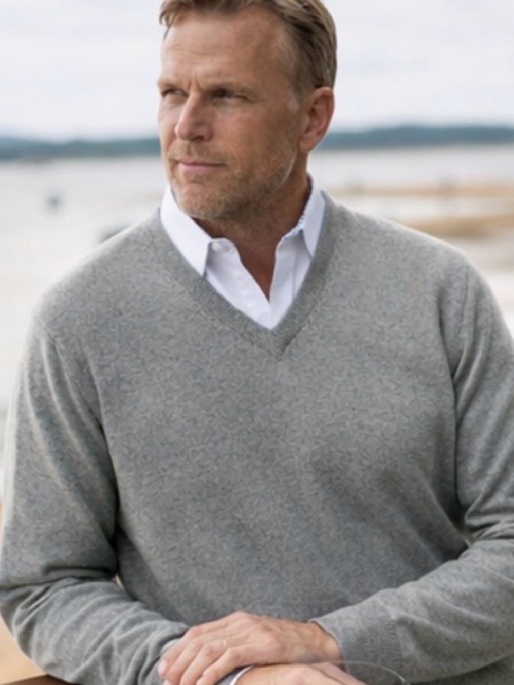 Gleneagles Scotland 100% Cashmere V Neck Sweater Gray Size Small